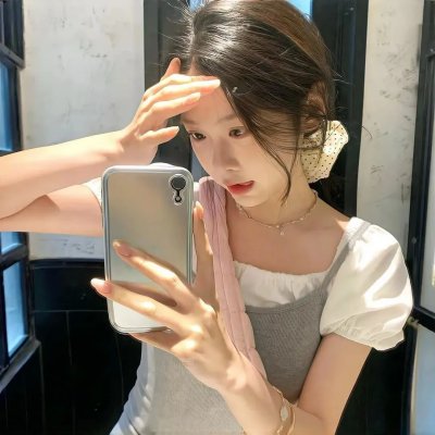 给小酒馆女子喝高杯酒